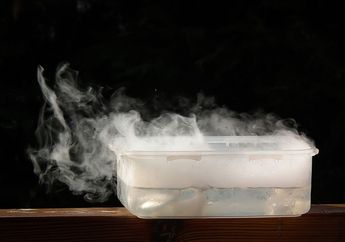 Mengenal Dry Ice atau Es Kering, Es yang Menguap bukan Mencair