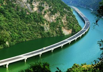 Keren! Jalan Tol Ini Dibangun di Atas Sungai dengan Pemandangan Alam yang Indah