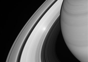 Titik Terang di Cincin B Planet Saturnus Terlihat Seperti Cincin Berlian Berkilauan