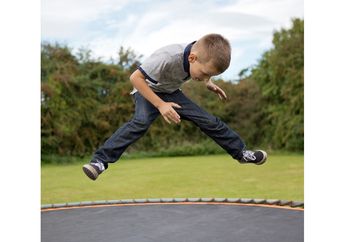 Loncat di Atas Trampolin atau Lari, Mana yang Lebih Baik?