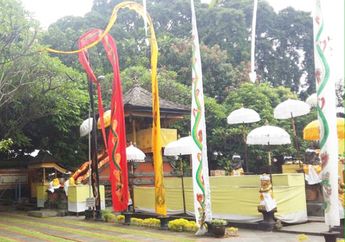 Mengenal Makna Tedung Warna-warni yang Terdapat di Pura