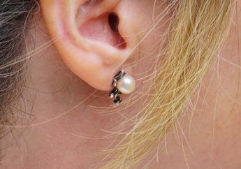 Sejak Kapan Ada Tradisi Anak Perempuan Memakai Anting?