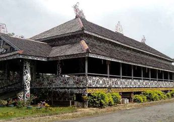 Rumah Lamin Suku Dayak, Bisa Dihuni 100 Orang