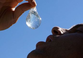 Air Ini Bisa Diminum Dengan Botolnya Lo!