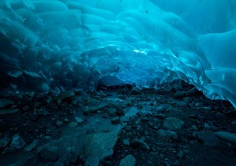 Menyusuri Gua Es di Alaska