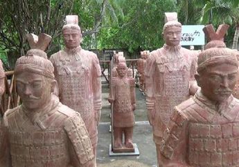 Patung Terakota Menghiasi Pantai Tongaci di Bangka