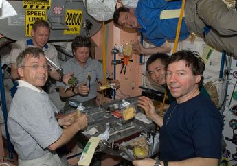 Siapa yang Menyiapkan Makanan untuk Astronaut?