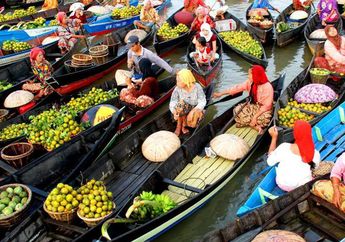 Wow, Ada Pasar yang Terapung di Atas Sungai!