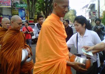 Tradisi Pindapatta Menjelang Waisak