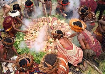 Upacara Bakar Batu di Papua untuk Menciptakan Kebersamaan