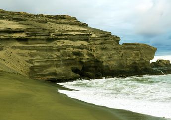Papakolea, Pantai Unik Berpasir Hijau. Kok Bisa?