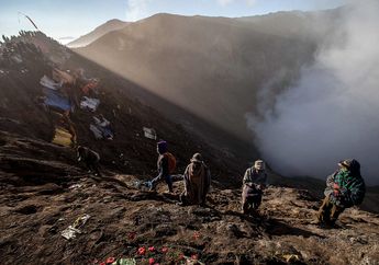 Di Balik Upacara Kasada yang Hanya Dilakukan Umat Hindu Suku Tengger