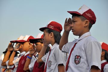 Mengikuti upacara bendera setiap hari senin merupakan