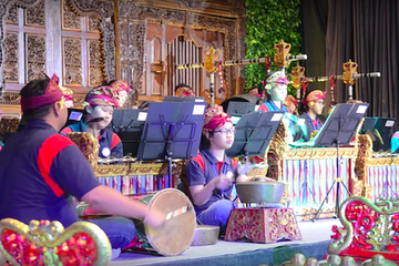 Gamelan Bali Gong Kebyar Salah Satu Jenis Gamelan Yang Terkenal Semua Halaman Bobo The balinese gamelan is a set of percussions, gongs, bronze metallophones, drums, sometimes flutes and fiddles, playing an incredible music, just listen! gamelan bali gong kebyar salah satu