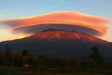 Meski Cantik Fenomena Topi Awan Di Gunung Ini Berbahaya