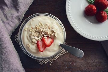 Yoghurt adalah makanan yang dapat dikonsumsi secara rutin karena bagus untuk tubuh terutama kalsium. 
