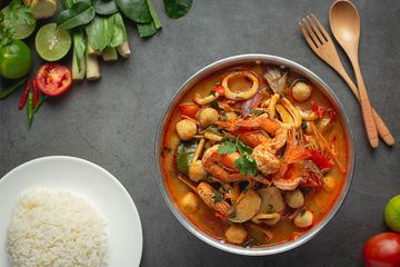 Alasan tak boleh makan makanan pedas saat perut kosong.