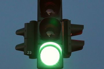 Alasan Mengapa Lampu Lalu Lintas Berwarna Merah, Kuning, dan Hijau, Sudah Tahu?