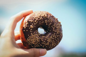 Bukan Sekadar Hiasan, Mengapa Donat Bolong di Bagian Tengahnya?