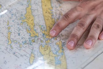 Manusia menggunakan peta untuk membantu menunjukkan arah lokasi.