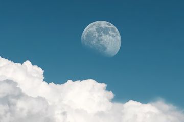 Kadang Bulan Juga Terlihat di Siang Hari, Mengapa Itu Bisa Terjadi?