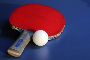 Terdapat gerak lokomotor, non lokomotor, dan manipulatif dalam permainan tenis meja.