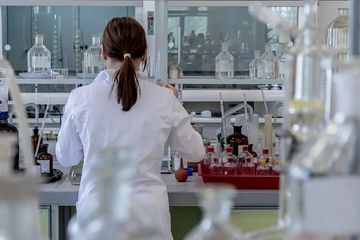 Berada di laboratorium harus mengikuti aturan.