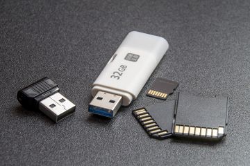Flashdisk adalah salah satu alat untuk menyimpan data.