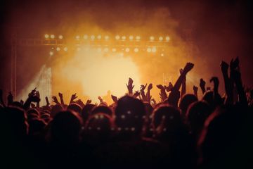 Kerumunan orang yang menonton konser termasuk ke dalam tipe kelompok sosial.