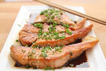 Salmon adalah salah satu makanan pembakar lemak.