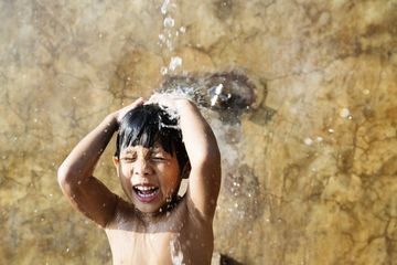 Kenapa Jari Keriput Setelah Mandi atau Berenang dalam Waktu Lama?