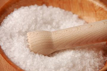 Garam NaCl adalah jenis garam yang mudah larut di dalam air dan digunakan untuk memasak.