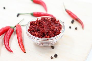 Makan pedas dapat membuat kita mendadak ingusan.
