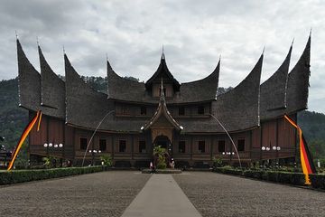 Rumah adat merupakan salah satu keragaman sosial budaya Indonesia.