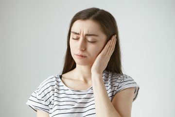 Mengapa Terkadang Telinga Kita Suka Berdengung dengan Sendirinya?