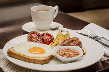 Mengapa Telur Ceplok Disebut Telur Mata Sapi?