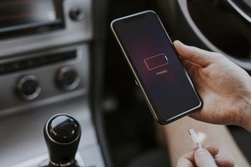 menggunakan charge sembarangan merusak smartphone
