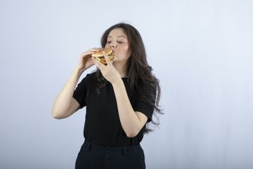 Terlihat Sepele, Ini Dampak Buruk Makan dan Minum sambil Berdiri