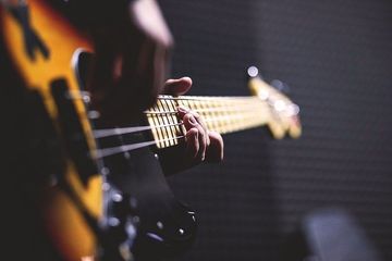 Cara Memainkan Alat Musik Modern agar Berbunyi