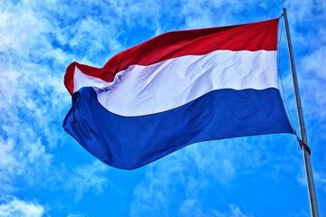 Selain Indonesia dan Monako, Bendera Negara Mana yang Identik?