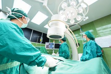 Mengapa saat Operasi Dokter Memakai Baju Berwarna Hijau atau Biru?