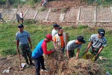 Dengan kerja bakti, warga dapat terhindar dari gangguan atau bencana.