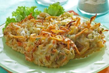 Kita bisa membuat sendiri bakwan goreng yang awet crispy asal tahu rahasianya.