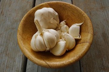 Mengunyah bawang putih dapat meredakan gigi ngilu.
