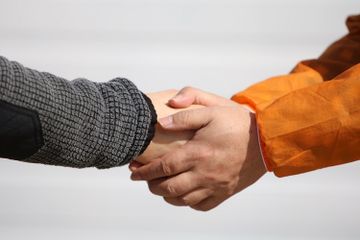 Pasar input hanhya berupa aktivitas ekonomi yang tidak berbentuk fisik.