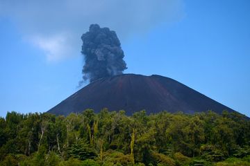 Di Manakah Pulau Indonesia yang Memiliki Gunung yang Tidak Aktif?