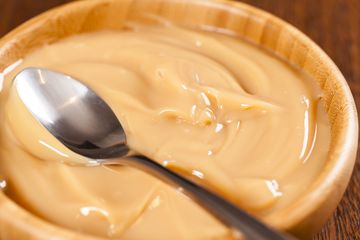 Mengapa Gula yang Semula Berwarna Putih saat Dipanaskan Menjadi Cokelat?