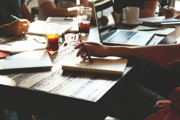 Di dalam pelajaran ekonomi terdapat materi tentang perusahaan dagang.