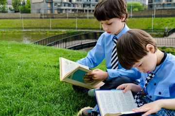 Perbedaan Penggunaan Kata Under dan Below dalam Bahasa Inggris