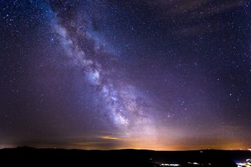 Kita dapat melihat ribuan bintang-bintang di langit dengan hanya menggunakan mata saja pada malam hari.